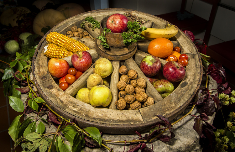 Mesa rústica con pan artesanal, queso y aceite, resaltando ingredientes naturales que transmiten el auténtico sabor artesano en la gastronomía