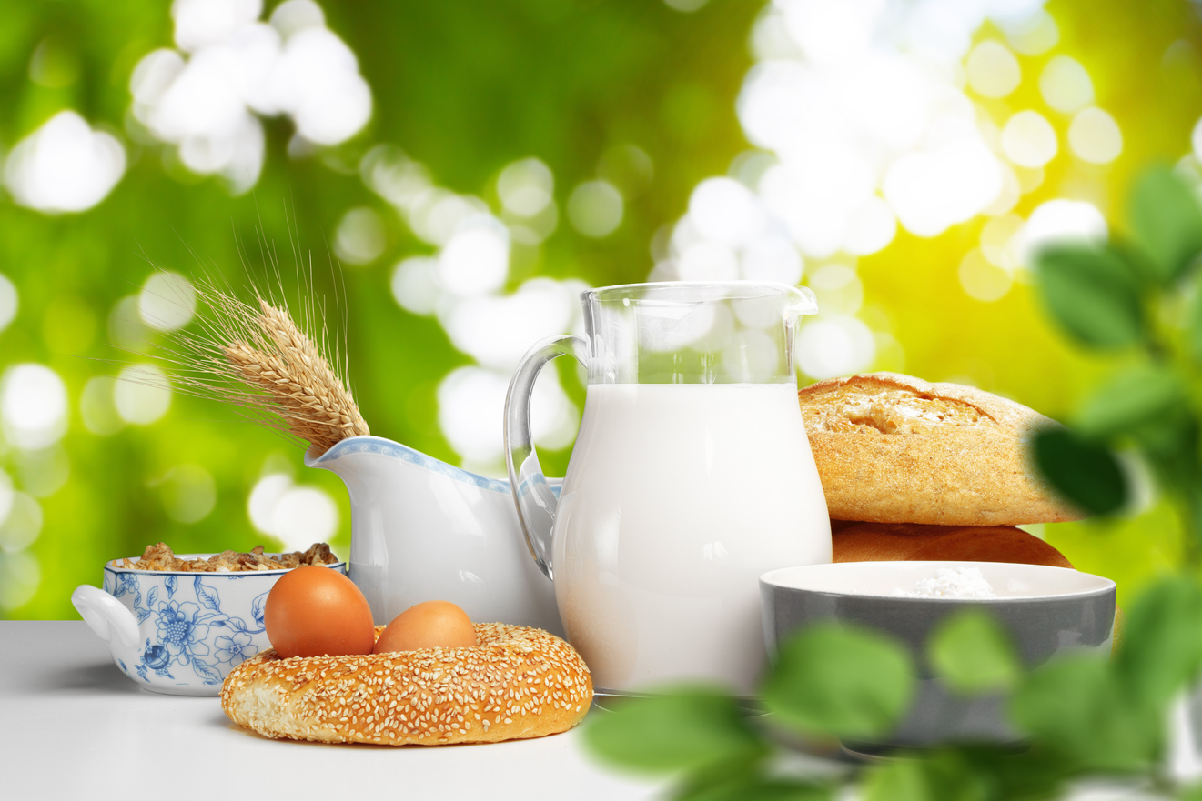 Tabla de productos gourmet como embutidos, quesos y pan, presentados de forma elegante y resaltando la calidad y el sabor artesano