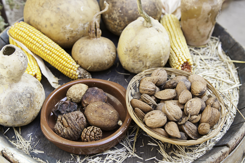 Manos amasando pan sobre una mesa de madera, mostrando el proceso tradicional y los secretos del verdadero sabor artesanal