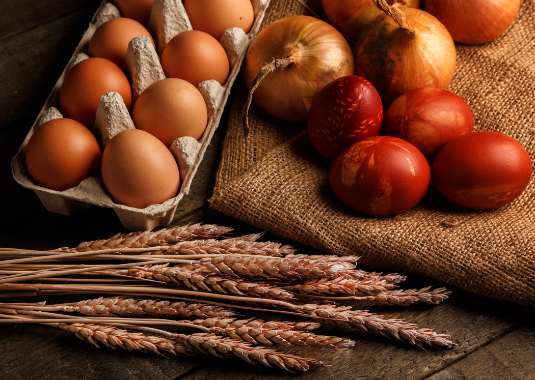Comparativa visual de alimentos artesanos y productos industriales, destacando las diferencias en textura y presentación