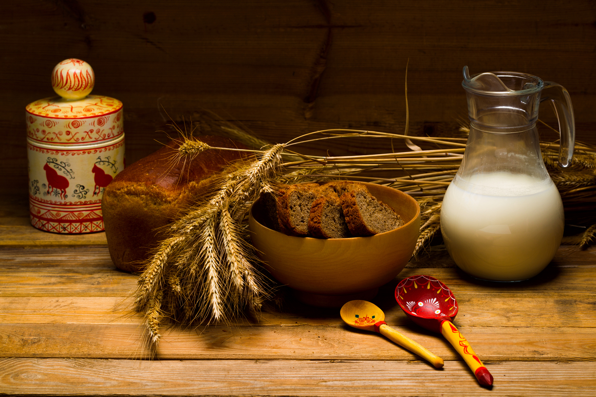 Familia disfrutando de una comida casera en casa, con alimentos frescos y naturales que evocan el sabor casero y artesano