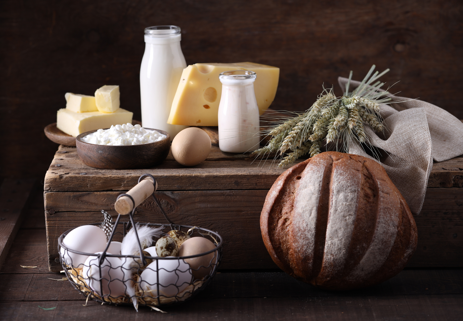 Chef preparando un plato creativo con ingredientes frescos y naturales, reflejando la tendencia del gusto por la cocina artesanal